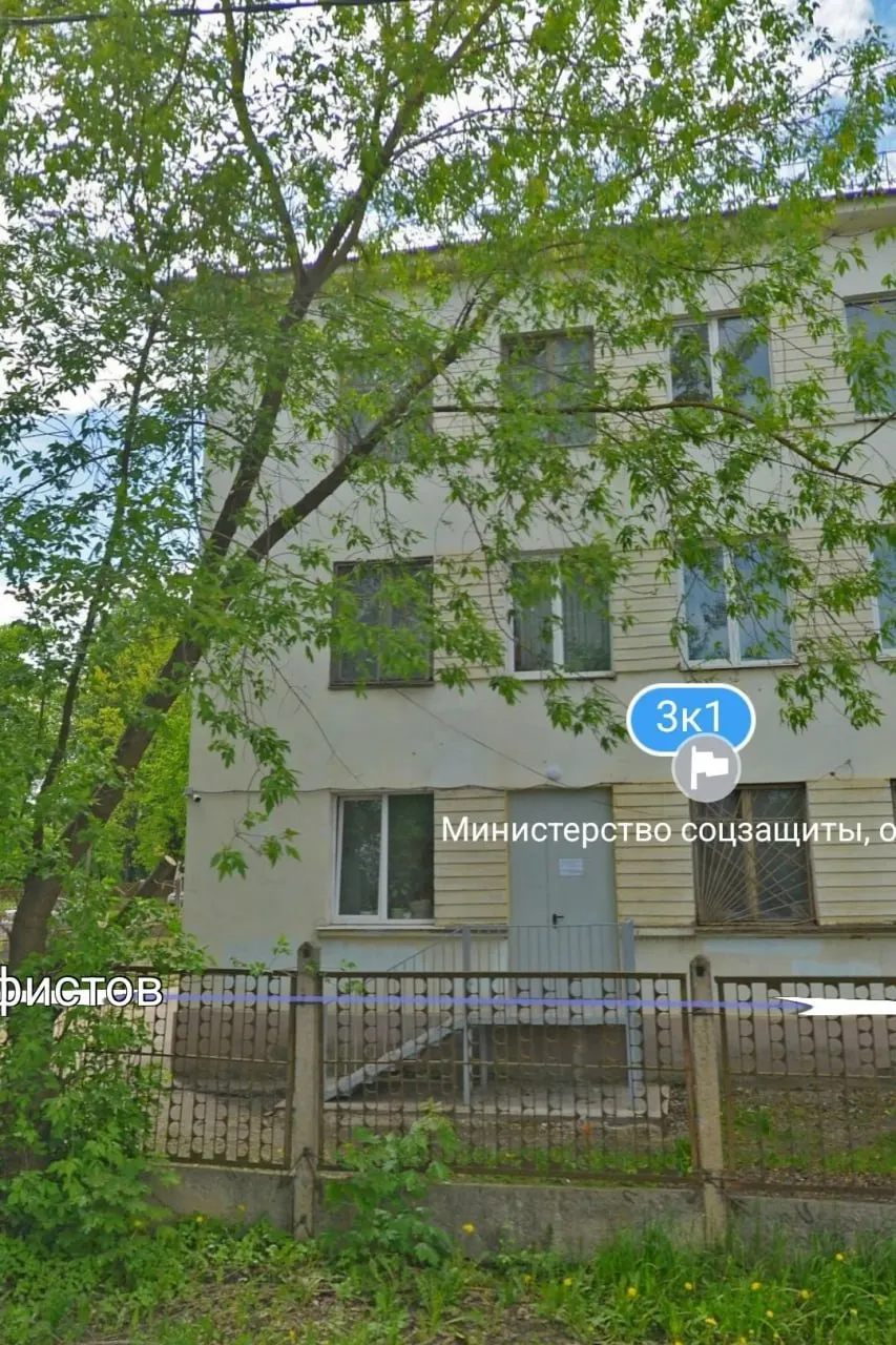 Жители жалуются на труднодоступность отдела соцзащиты: неудобное расположение, отсутствие транспорта и тесные условия в помещении создают проблемы для льготников, пенсионеров и инвалидов.