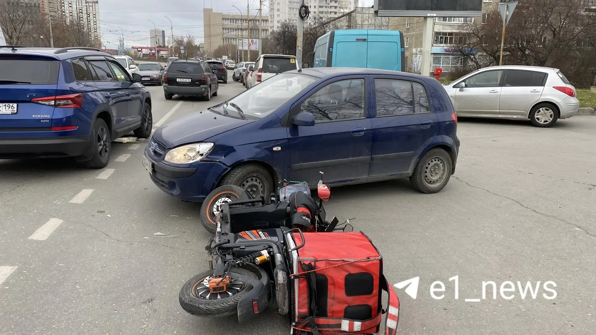 Курьер на электровелосипеде повредил чужой автомобиль возле больницы и покинул место происшествия; страховая отказала в выплате.