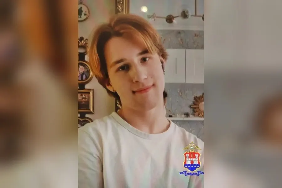 16-летний Лев Ткачёв исчез после занятия в школе на улице Потёмкина. Поиск подростка ведут сотрудники правоохранительных органов Калининграда.
