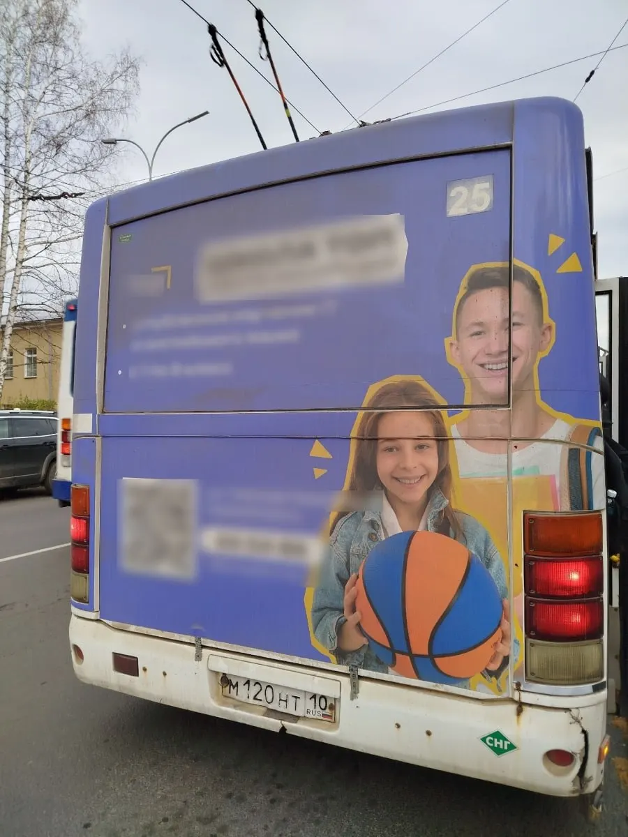 Горожане жалуются на изношенные сиденья и заделанные окна в автобусах. Власти обещают принять меры и обратиться к надзорным органам, чтобы привести транспорт в соответствие с требованиями новой маршрутной сети.