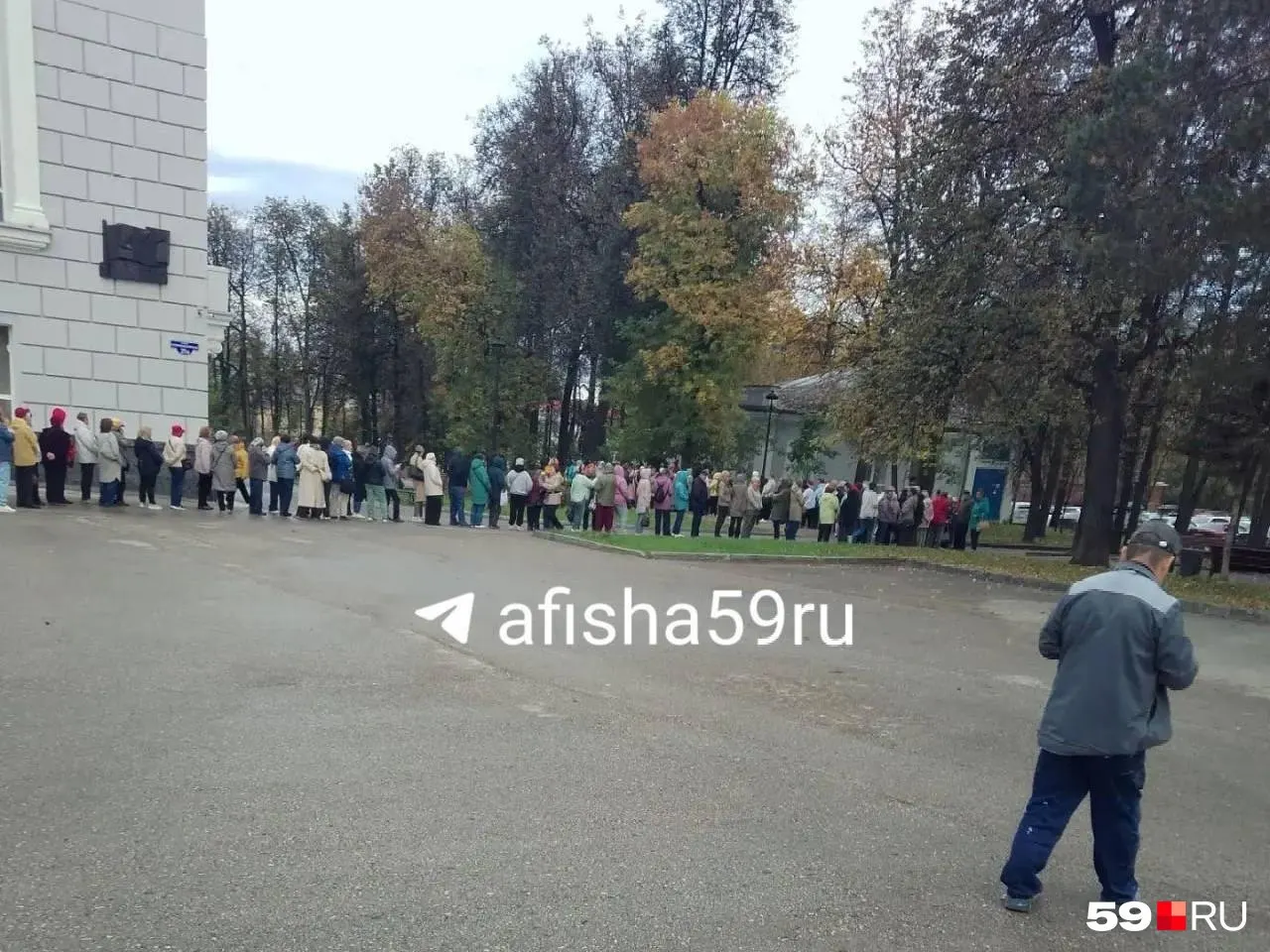 Пенсионеры выстроились в очередь за билетами по льготной квоте; театр объяснил, что сайт не поддерживает ввод пенсионных удостоверений, акция действует весь октябрь.