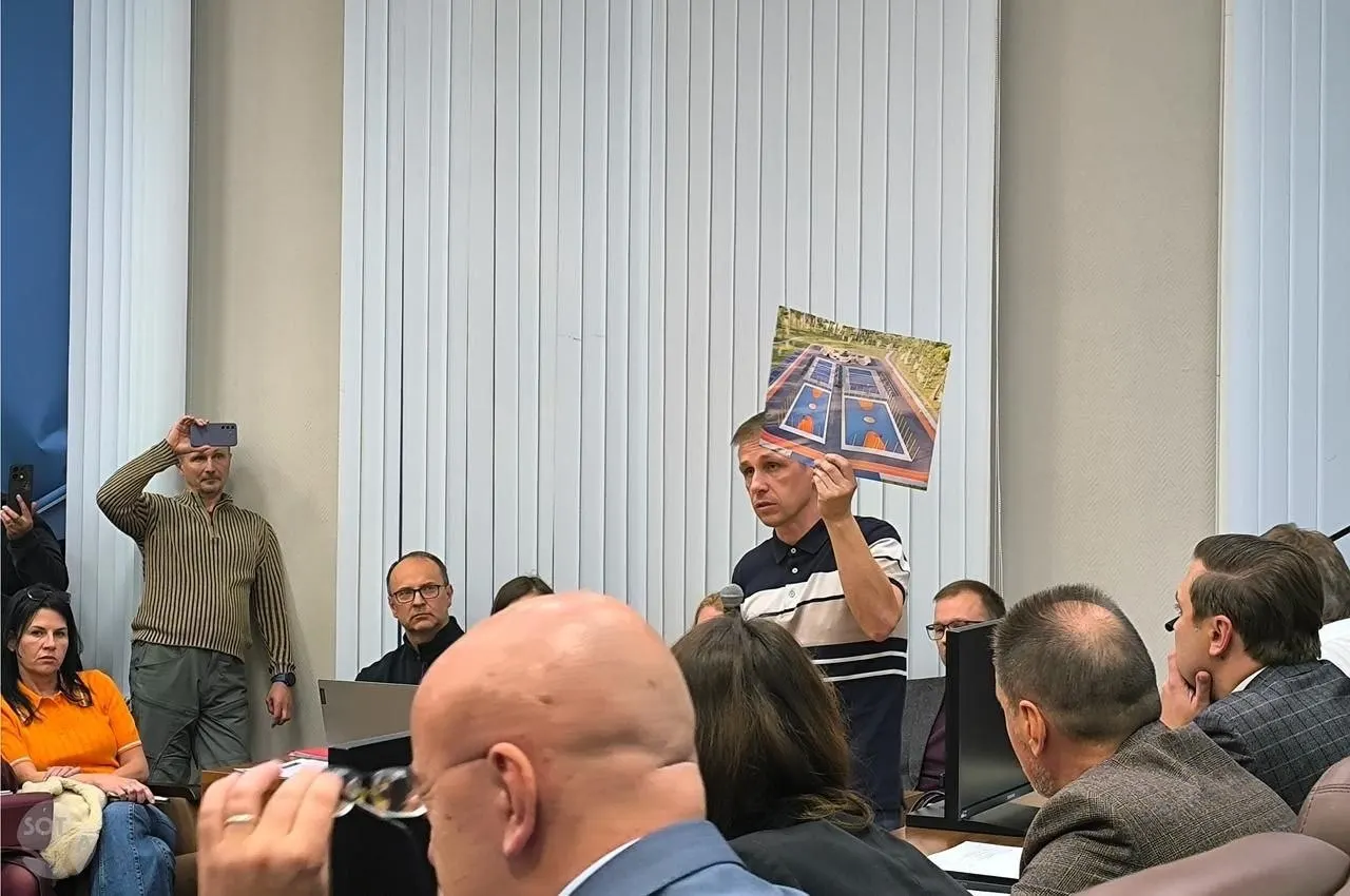 Собрались свыше 4 тысяч подписей и требует оставить лес в статусе городского леса; планируется митинг 10 октября в защиту Соснового бора.