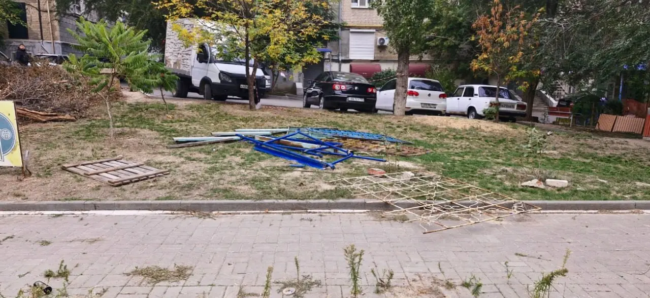 Площадку демонтировали, на месте осталась голая территория; местные обсуждают причины и планы властей.