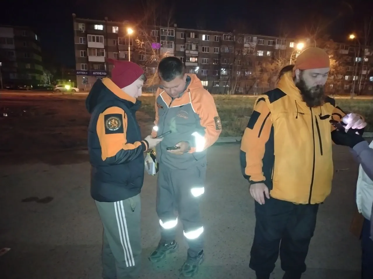 В Екатеринбурге продолжаются поиски пропавшего 14-летнего Сайёда. Полиция и волонтёры прочесывают район; граждан просят проверить записи камер видеонаблюдения и сообщить о наблюдениях по указанным номерам.