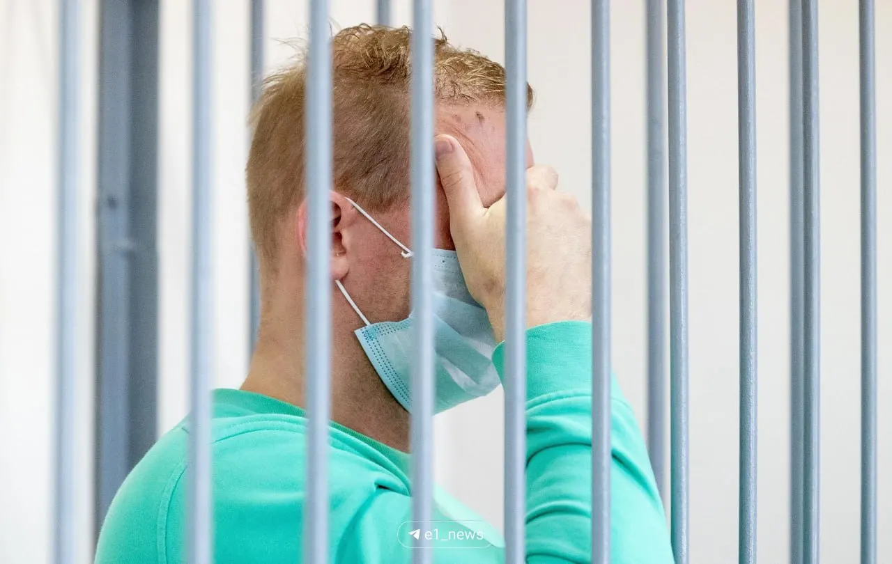 Брокер, обвиняемый в сексуальных преступлениях против несовершеннолетних, доставлен в Екатеринбург и заключён под стражу до 16 декабря.