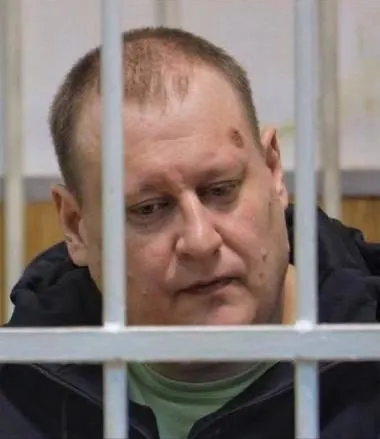 Бывшие должностные лица СЕЗ обвинялись в крупной взятке за содействие подрядчикам по госконтрактам на строительство социальных объектов в Забайкалье; участие в СВО стало фактором прекращения дела, вынесены судебные решения и зафиксированы сроки.