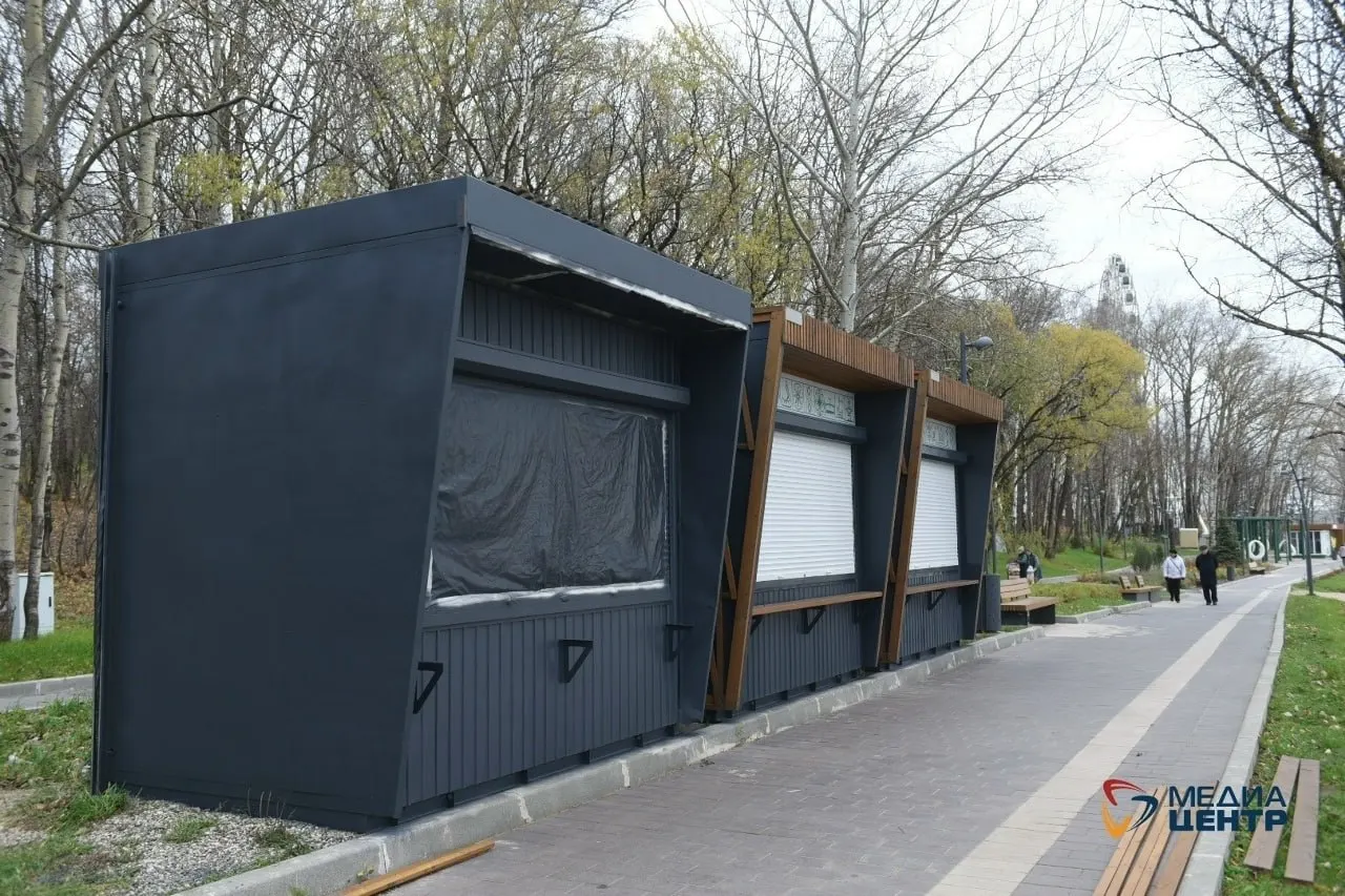 В Череповце предприниматели перекрашивают киоски в темные цвета ради получения льгот; власти планируют продлить договора по размещению НТО без конкурсных процедур на 7–15 лет и предоставить льготы на оплату размещения в следующем году.