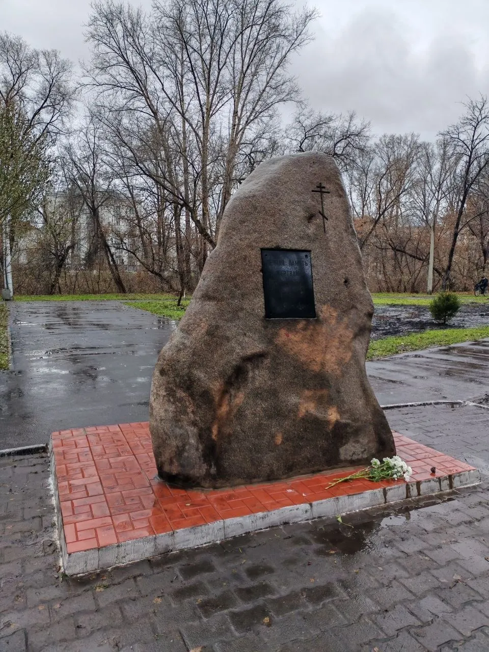 Мероприятие у памятника сопровождалось наблюдением сотрудников правоохранительных органов и вопросами о целях собрания.
