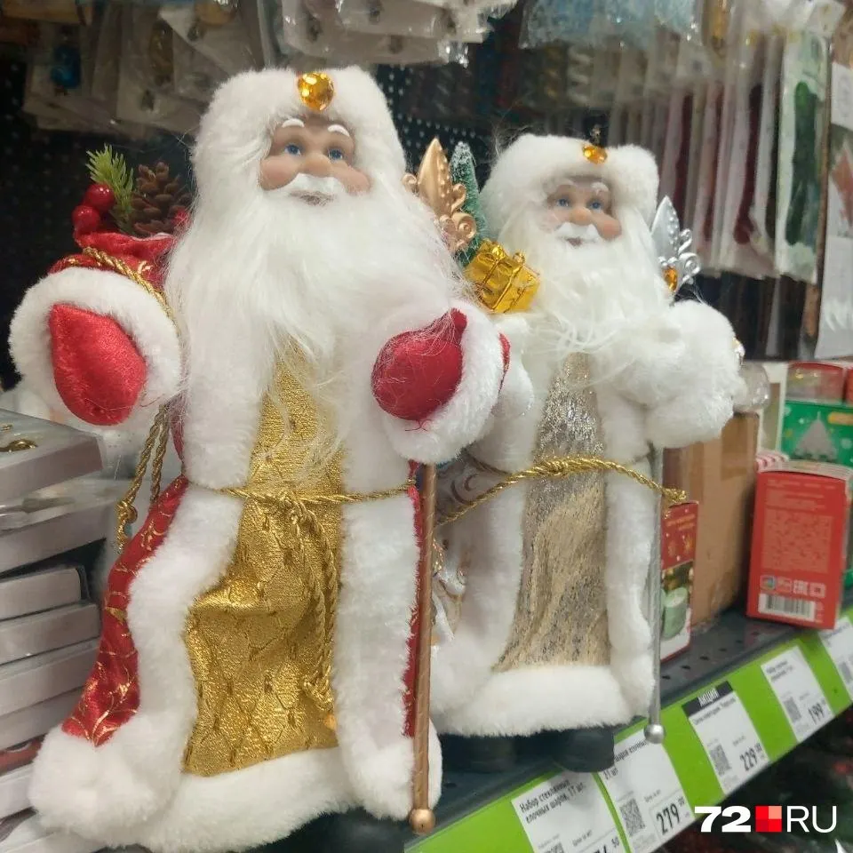 В Тюменской области на полках появляются новогодние украшения и аксессуары по доступным ценам; покупатели оценивают ассортимент вFix Price и подбирают мелочи для праздника.