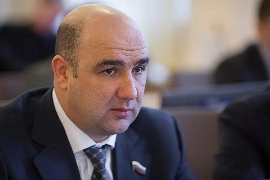 В Калининградской области вакантный мандат Законодательного собрания перешёл Александру Колодяжному, бывшему депутату Горсовета Калининграда; Колодяжный входит в число самых состоятельных кандидатов региона.