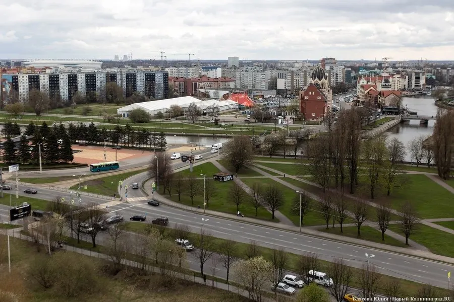По словам архитектора, лицо города создают общественные и уникальные объекты, а не пустые площади; обсуждают развитие Центральной площади и набережной Преголи.