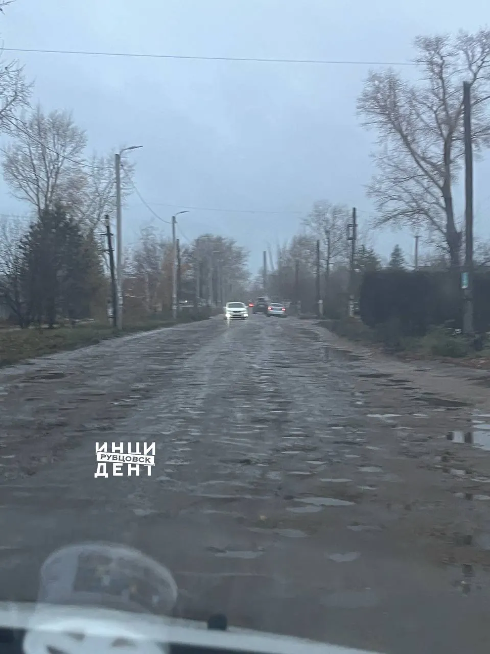 Горожане жалуются на разбитую улицу Мануковского и плохое состояние трассы после непогоды, требуют конкретных сроков работ.