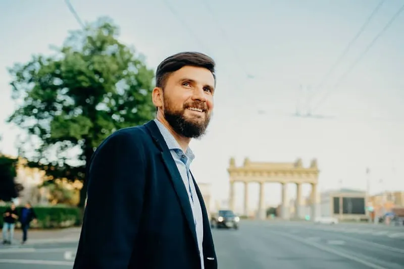 В Санкт-Петербурге кандидат от партии Яблоко столкнулся с административной процедурой по обвинению в дискредитации Вооружённых сил РФ в связи с агитационными материалами; заседание суда запланировано на следующую неделю.