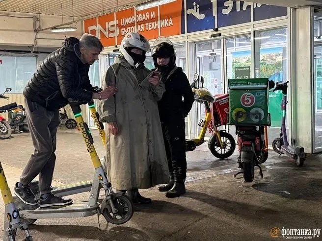 Несмотря на сбои в популярных сервисах доставки, курьеры города ищут альтернативы и продолжают обслуживать заказы.