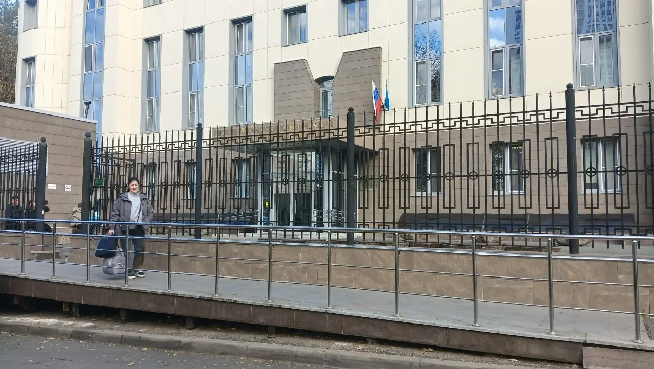 Мест для парковки почти нет: автомобили ставят у запрещающих знаков, эвакуатор увозит авто на штрафстоянку, родителям приходится возвращать транспорт вместе с усталыми детьми.