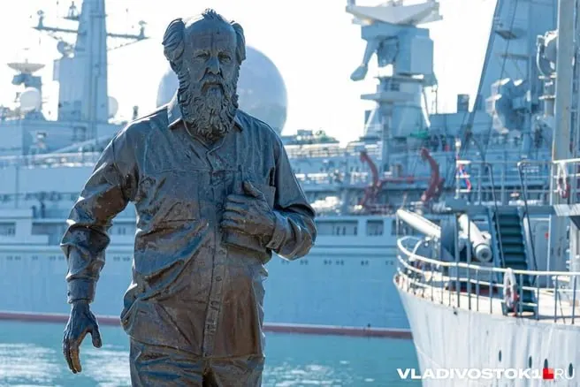 Памятник писателю Александру Солженицыну вернули на Корабельную набережную Владивостока после переноса; место оказалось слишком крупным для парка и потребуются дополнительные решения.