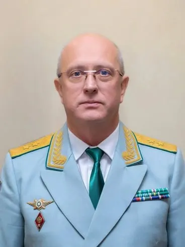 Новый руководитель Дальневосточного таможенного управления во Владивостоке приступил к обязанностям 19 октября. Александр Ястребов ранее шесть лет возглавлял Сибирское таможенное управление и занимал должности начальников Великолукской, Вологодской, Астраханской и Выборгской таможен. Общий стаж — 34 года.