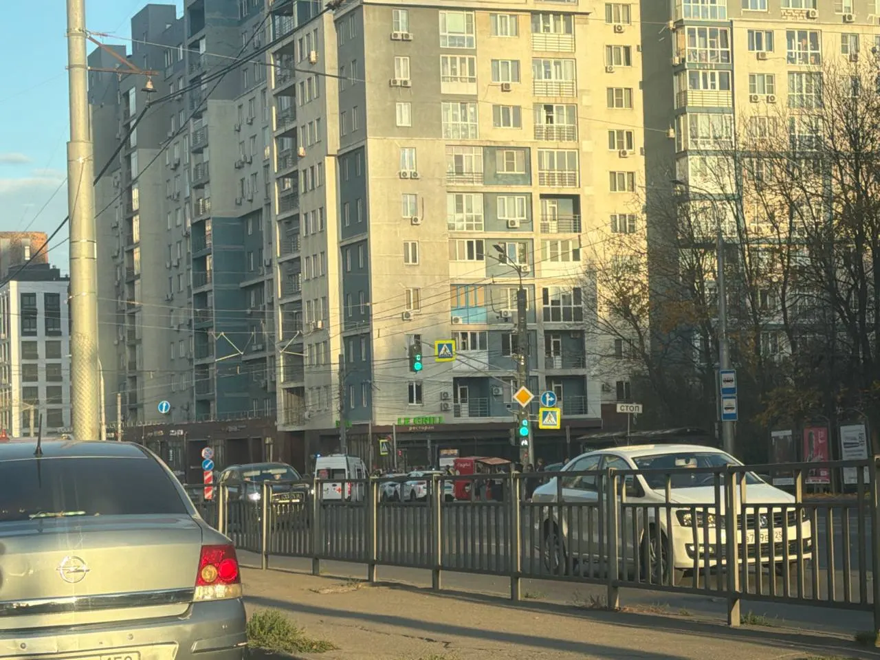 Очевидцы сообщили, что водитель перепутал педали и резко сдал назад; пострадали пешеход и бариста кофейни.