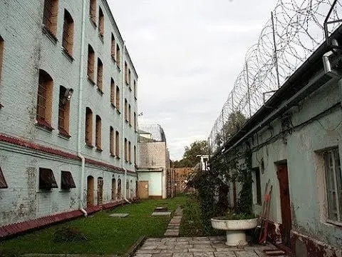 Путь Златоустовской тюрьмы отражает переход от заводской гауптвахты к современным условиям содержания и судьбы заключённых на протяжении веков.