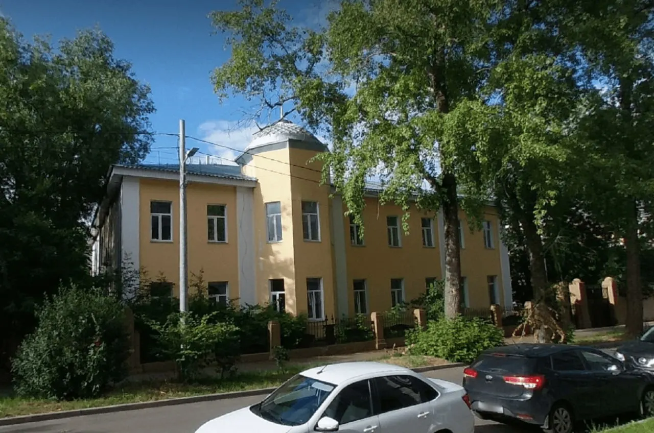 Проект реставрации исторического особняка предусматривает сохранение конструкции и возвращение изначального облика фасадов, крыши и входной группы.