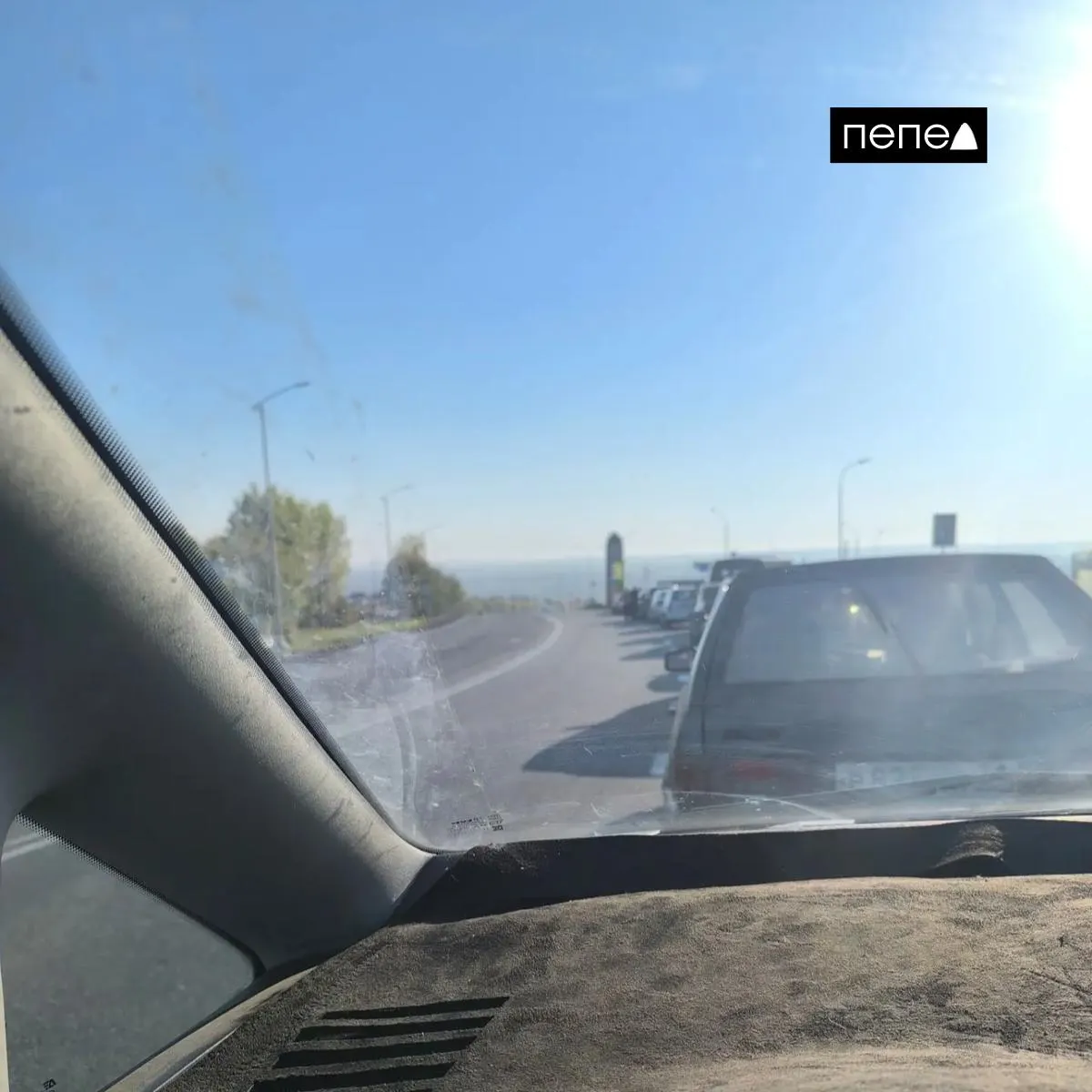 Губернатор региона объяснил ажиотаж разницей в ценах между соседними регионами и обсуждает меры по стабилизации ситуации: временные ограничения на продажу бензина по часам и планы увеличить поставки для частных АЗС.