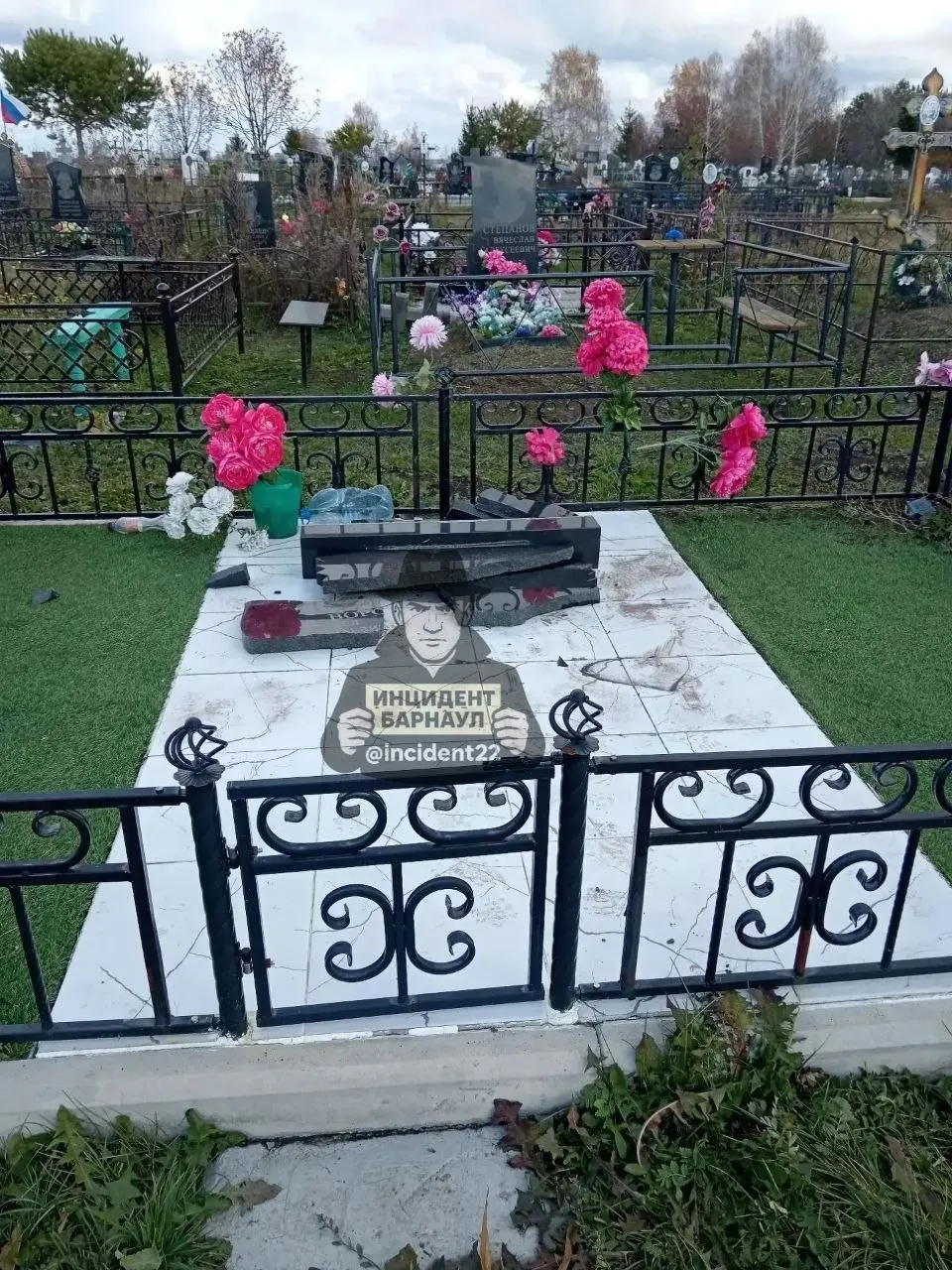 На кладбище в Заринске повреждены шесть надгробий; трое подростков 13–15 лет задержаны после случившегося. Разбирательство продолжается.