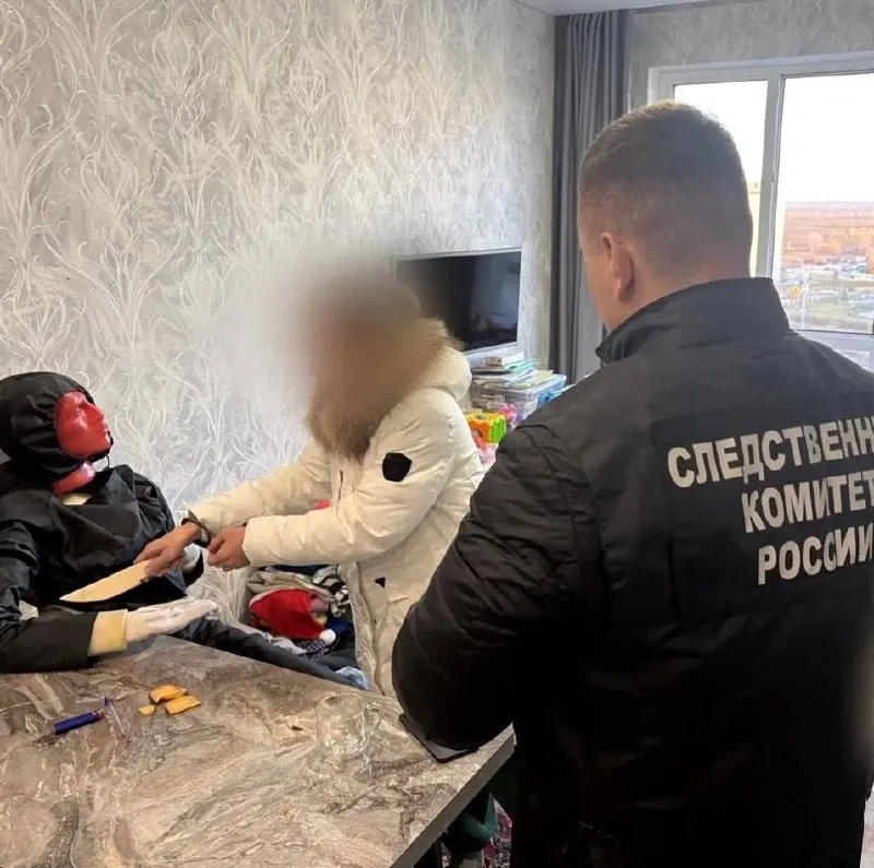 36-летняя женщина поссорилась с 50-летним возлюбленным, схватила нож и нанесла смертельный удар; мужчина скончался на месте, подозреваемая задержана.