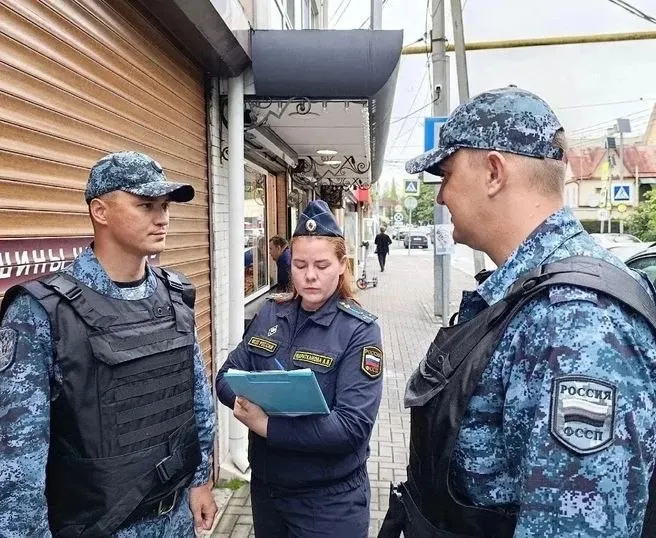В Сочи снесли самострой; хозяйка отказалась убрать постройки, ей выписали штраф и запрет на выезд за пределы России.