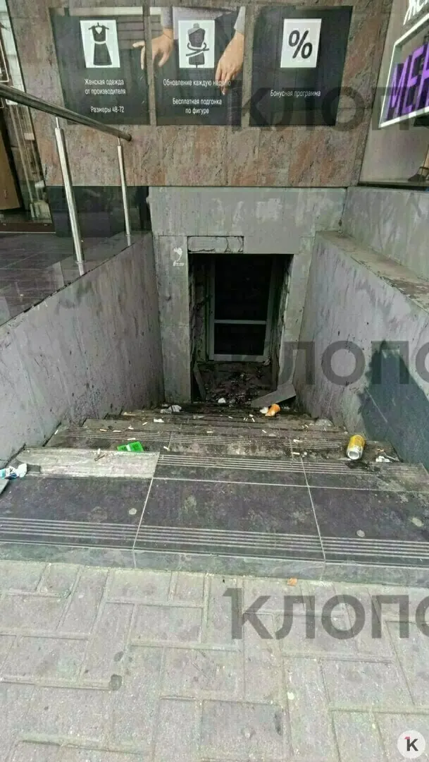 Лестница возле бывшего магазина на Черняховского стала местом общественных нужд у оживлённой улицы; горожане ждут уборки.