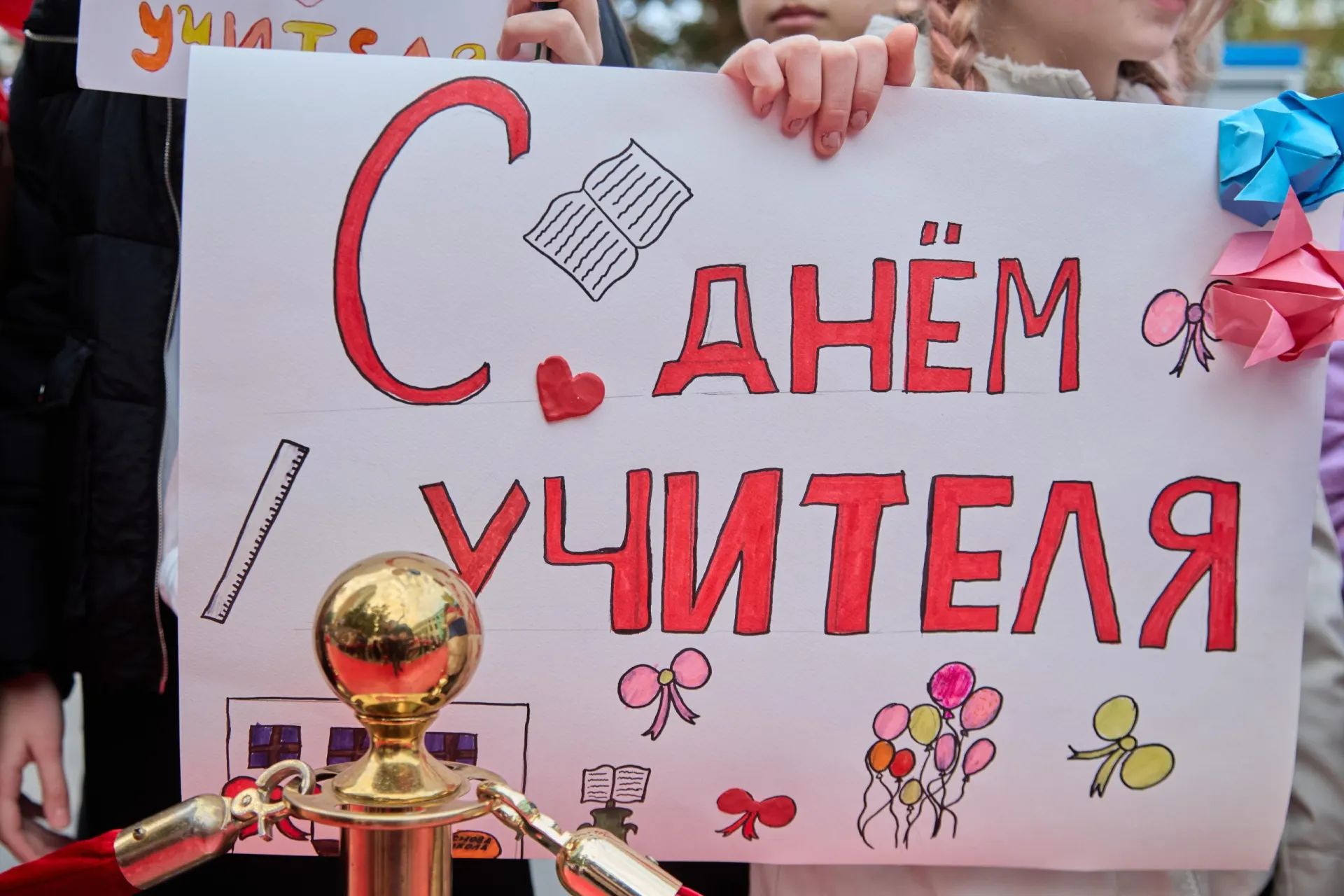 Корреспондент поговорил с учителями, чей опыт охватывает полвека, и узнал, как меняется образование, как строятся отношения между школьниками и семьями.