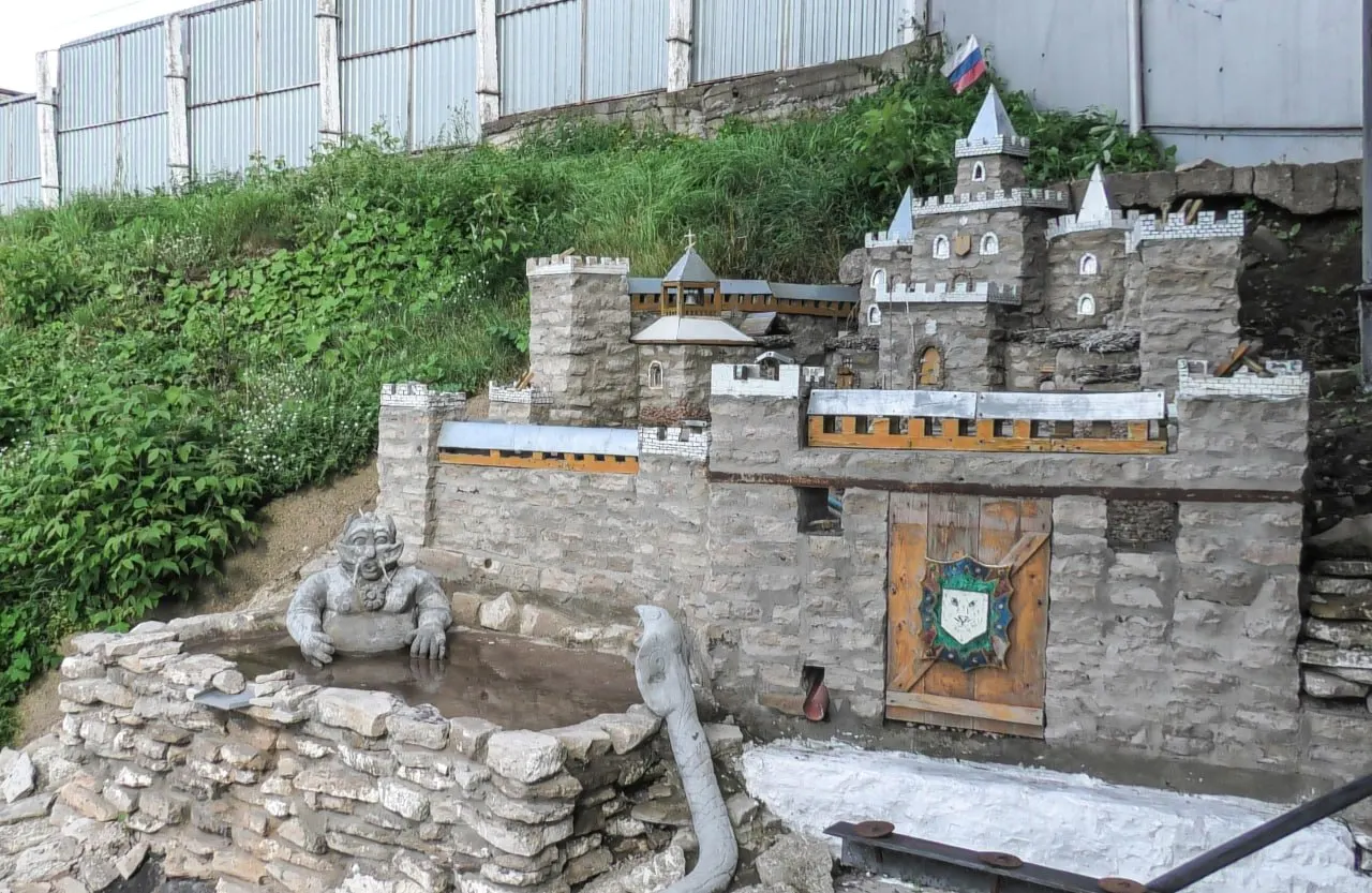 Среди лучших работ — миниатюра средневекового замка, уличные часы из 1200 жестяных банок и водяная мельница.