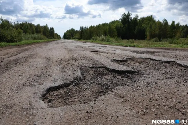 Жители Марьяновского района жалуются на разрушенное дорожное покрытие и редкое сообщение общественного транспорта, ремонт дороги планируется при дополнительном финансировании.