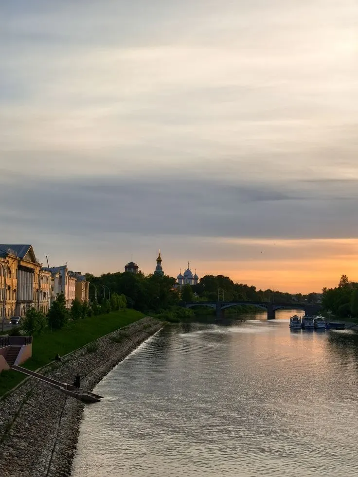Подборка ключевых новостей: запрет на въезд за участие в протестах, сокращение финансирования здравоохранения в Карелии, демографическая ситуация и правительственные обсуждения без представителей прессы, а также вопросы с беспилотниками и безопасность региона.