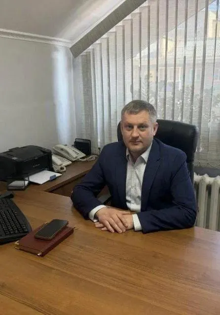 Назначение на должность состоялось в апреле 2026 года; уход — в октябре. Официальные причины увольнения не названы.