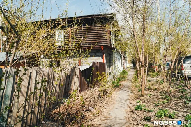 В Омске планируется застройка на участке 0,16 га в границах улиц Сенная, Чехова и Газетного переулка, снос аварийных домов и возведение жилого массива с объектами инфраструктуры.
