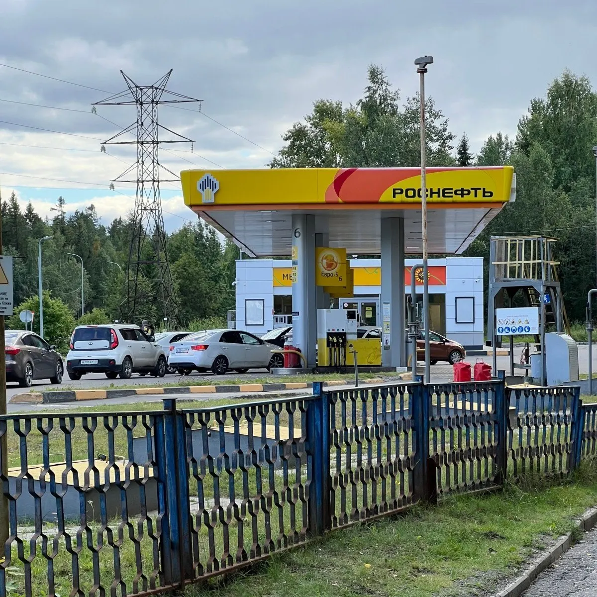 Губернатор Карелии объявил об отмене ограничений на отпуск топлива в канистры на заправках с 24 октября.