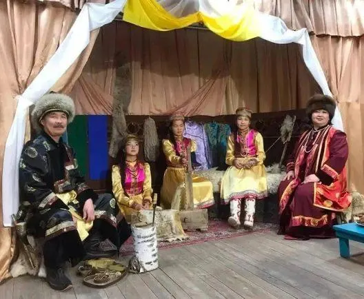Семья Артура и Татьяны Палюровых из деревни Халюты Усть-Удинского района получила награду за вклад в воспитание детей; у пары шестеро детей. Указ о награждении подписал президент.