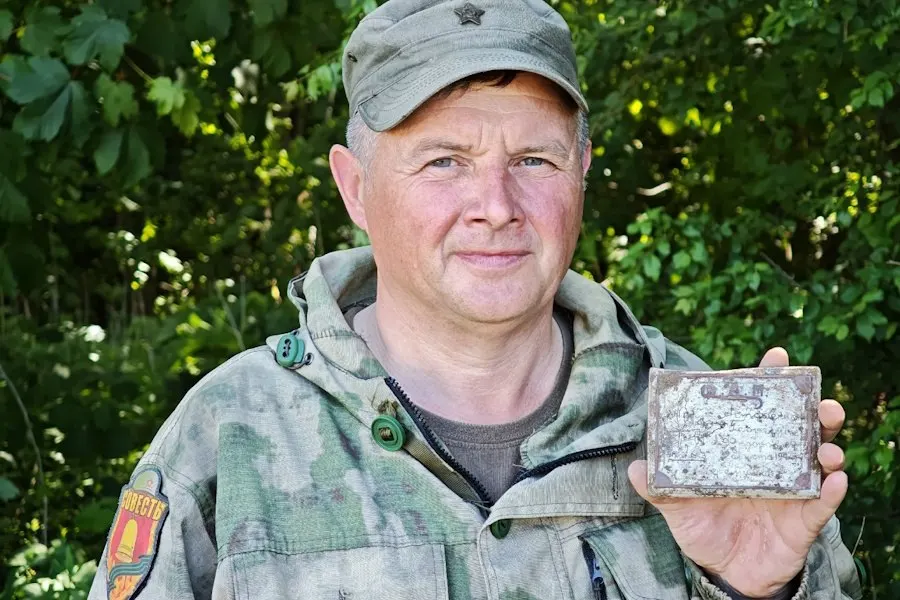 Фронтовая крышка портсигара с данными бойца найдена на территории региона и передана в музей; история героя и обстоятельств находки раскрываются историками.