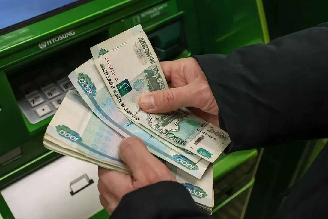 Правительство региона перенаправило часть средств, предназначенных для повышения оплаты труда бюджетникам, на компенсации сотрудникам, которым предстоит увольнение в рамках муниципальной реформы.
