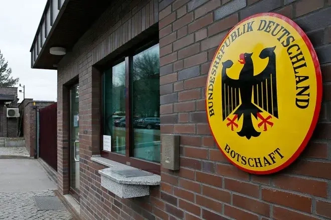 В Москве посольство Германии отказало выпускнице НИУ ВШЭ в учебной визе, сославшись на принцип Ausweisungsinteresse, учитываемый при оценке общественной безопасности.