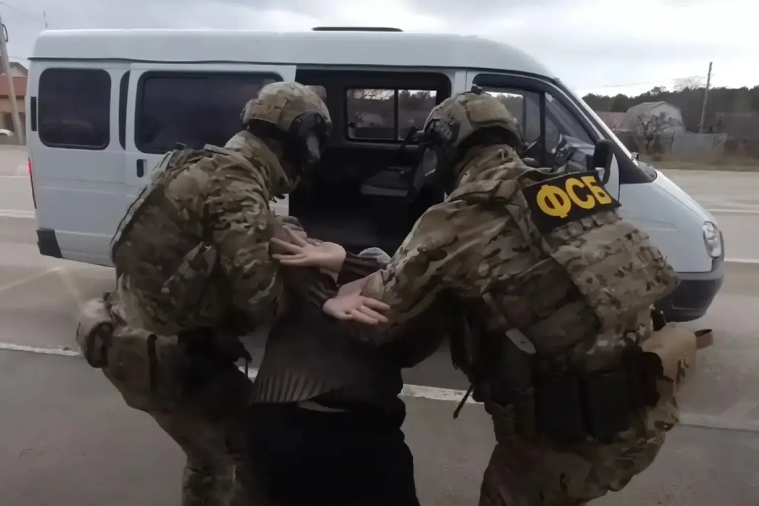 За девять месяцев 2026 года выросло число обвиняемых по статьям за призывы к экстремизму и к деятельности против безопасности государства, в то время как общая динамика снижается; доклад указывает на активность ФСБ в политически мотивированных делах.