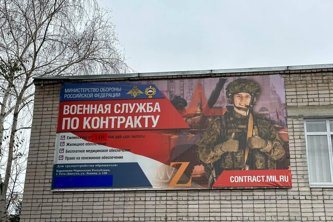 Новые выплаты введены для семей мобилизованных и заключивших контракт с Минобороны: ежемесячное пособие по 50 тыс. рублей на каждого ребенка на год и дополнительные разовые выплаты для отдельных категорий военнослужащих.