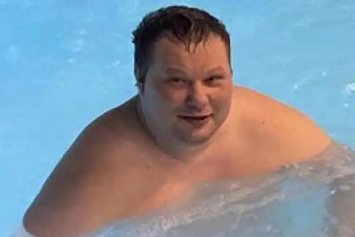 40-летний Алексей Корнеев скончался в больнице после задержания по делу о мошенничестве, связанном с контрактом на строительство образовательного комплекса; следствие продолжается.