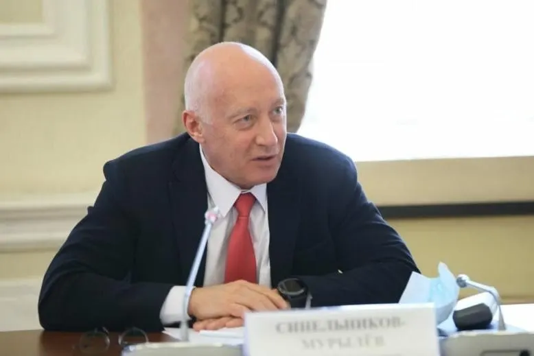 Экс-руководитель академии внешней торговли обвиняется в крупной взятке; расследование касается периода его руководства и связанных с ним эпизодов в академической среде.