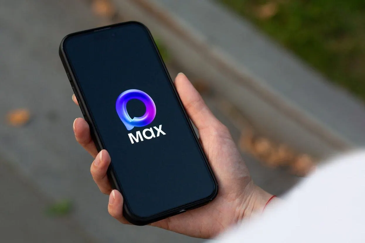 Правительство разрешило использовать сервис MAX для подтверждения личности несовершеннолетних при покупке билетов, доступе к медицинской помощи и госуслугам; расширяются возможности цифрового свидетельства о рождении.