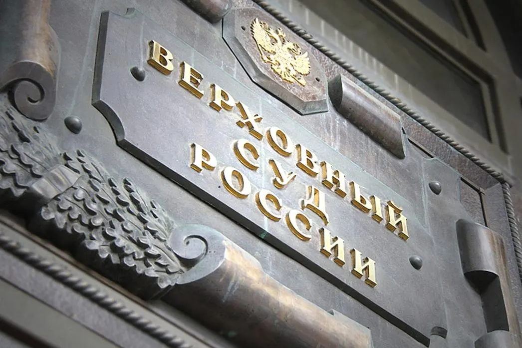 Женщина обвинялась в приготовлении к диверсии и обороте взрывчатки; суд учёл военные условия как отягчающее обстоятельство и оставил наказание без изменений.