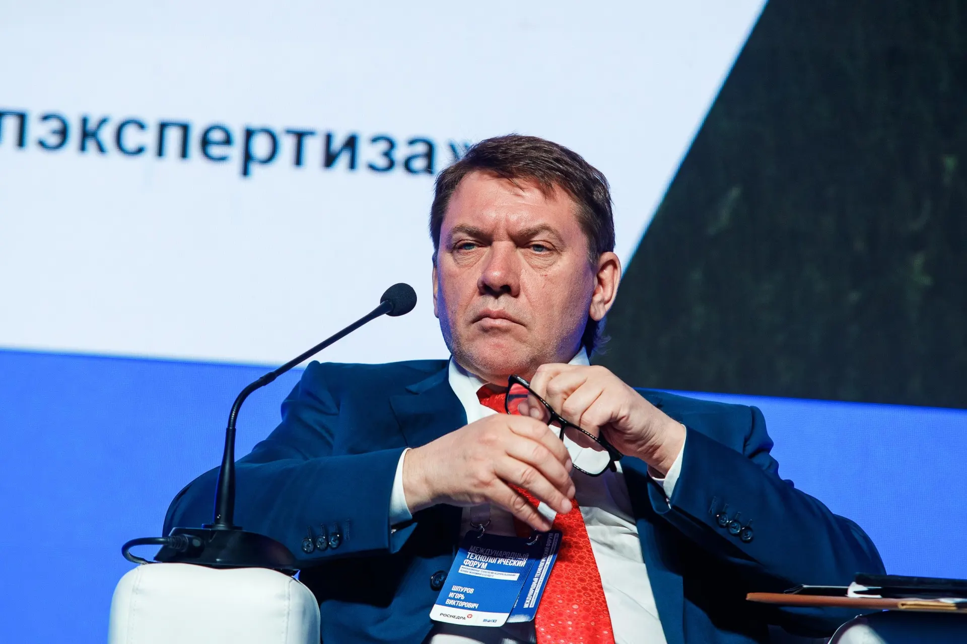 Задержание произошло в Москве; следственные действия ведутся. Возможная связь преступления с лицензированием добычи и экспертизой запасов.