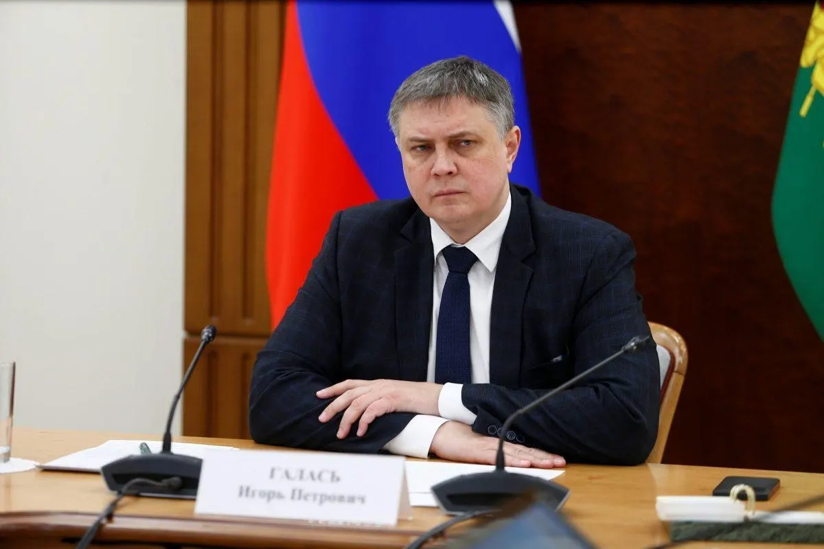 Прокуратура предъявила требования по аресту и взысканию активов на сумму свыше 1 млрд рублей, затрагивающих чиновника и близких. Дело находится в стадии рассмотрения, имущество под арестом.