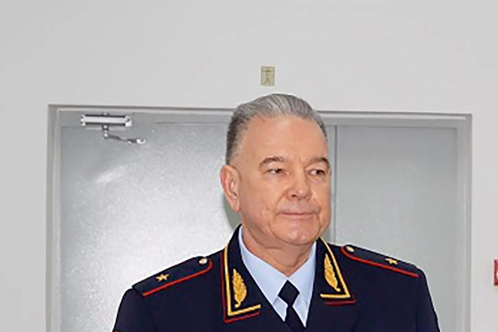 Обвинения касаются взятки крупного размера и неправомерных действий по созданию фирмы; расследование затрагивает нескольких должностных лиц и связанные структуры.
