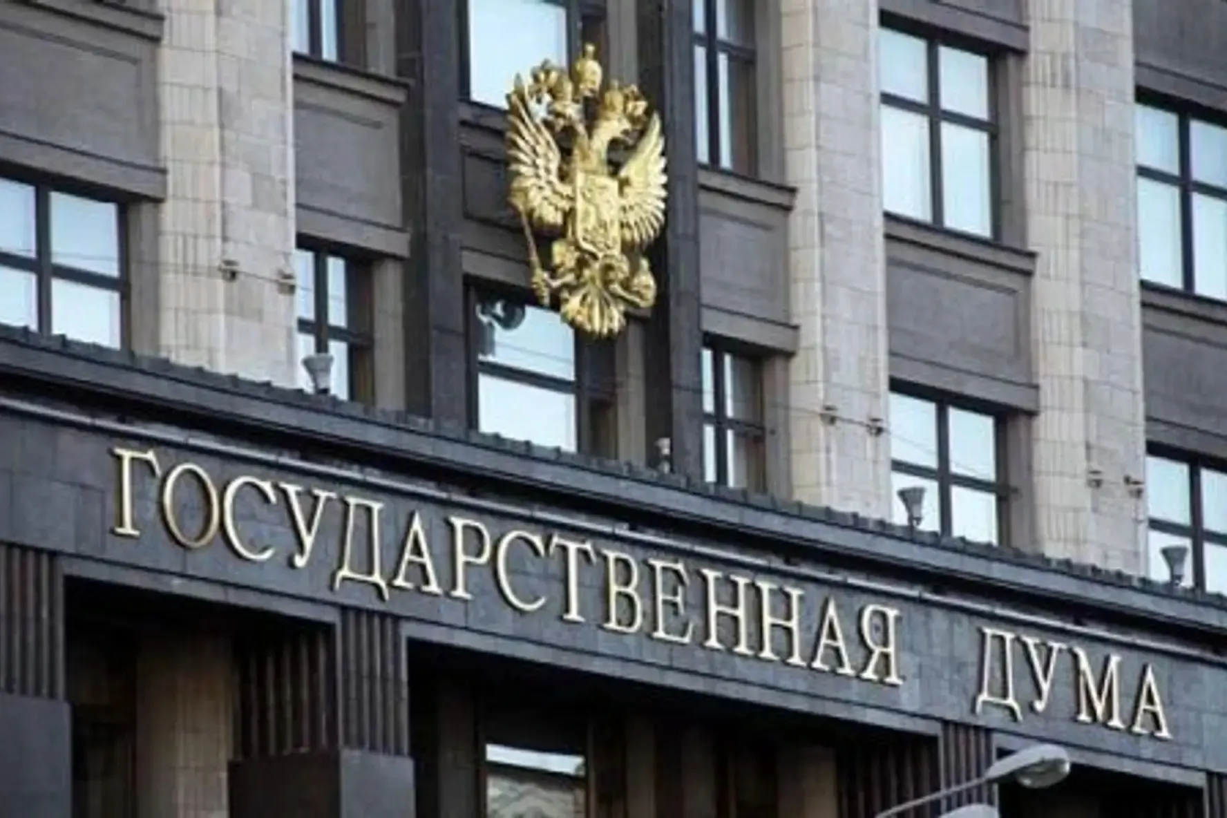 Закон позволяет налоговой службе раскрывать ранее засекреченные сведения компаний без их согласия, что вызывает дискуссии по контролю, прозрачности и конкуренции.